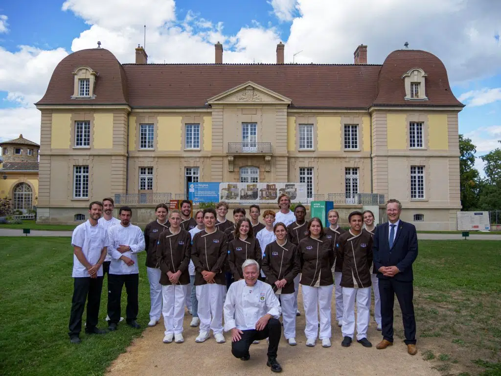 Il a  rencontré des difficultés : le CFA de la Gastronomie installé au château de Lacroix-Laval (Rhône) repris par le groupe de formation lyonnais Vatel