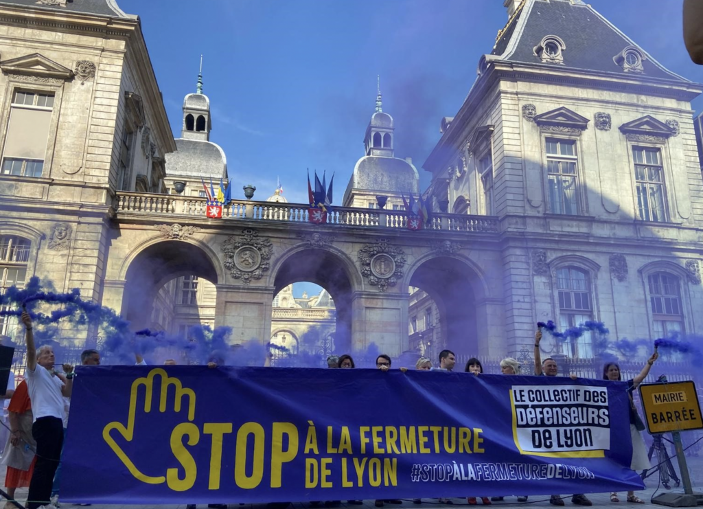 Le Collectif des défenseurs de Lyon entoure l’Hôtel de Ville !